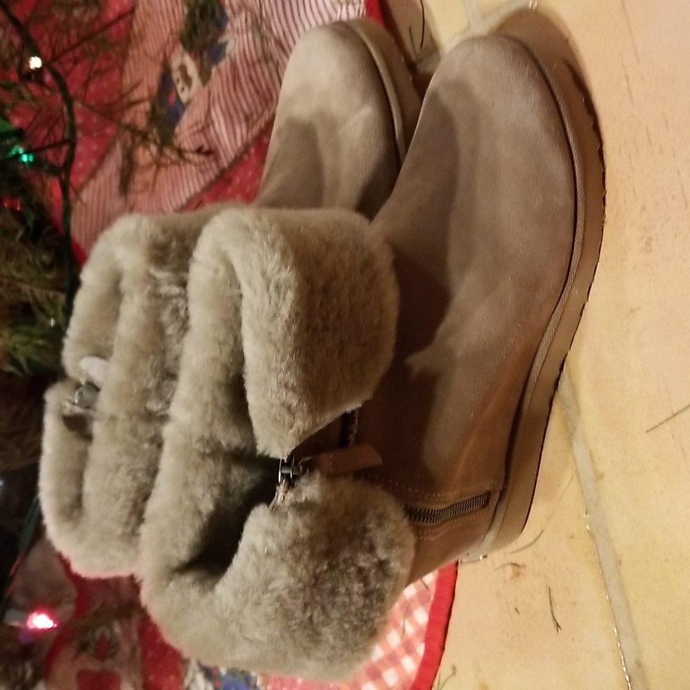 Koolaburra boots by a Uggs Suede Grey with Wedge Heel Shearling Lined Sz9